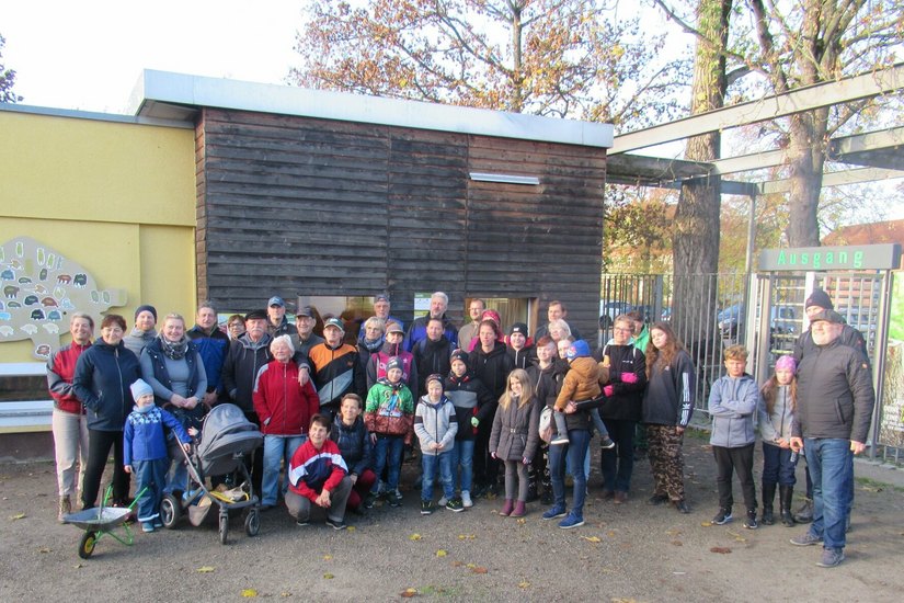 Viele Helfer packten bei Herbstputz im Hoyerswerdaer Zoo mit an.