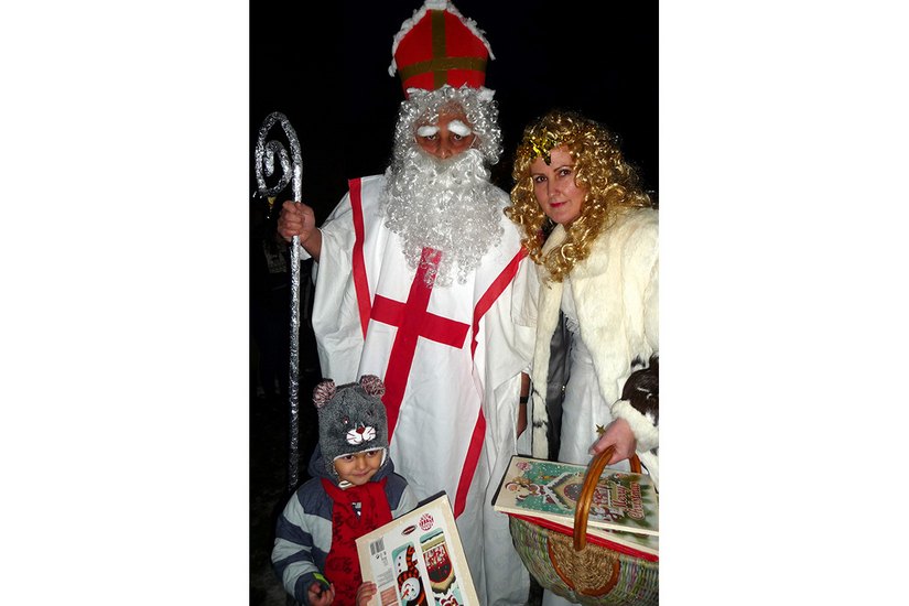 Der Nikolaus und sein Engel beschenken den kleinen Pawel.