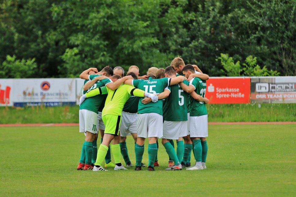 Die Spieler und Mitglieder des SVE tragen den Namen »Einheit« nicht nur auf den Rücken. Foto: Emely Schelzke
