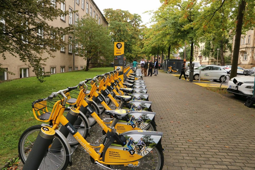 Der MOBIpunkt am Nürnberger Platz ist nun mit 18 festen MOBIbike-Ständern die größte Station in Dresden. Fotos: DVB AG
