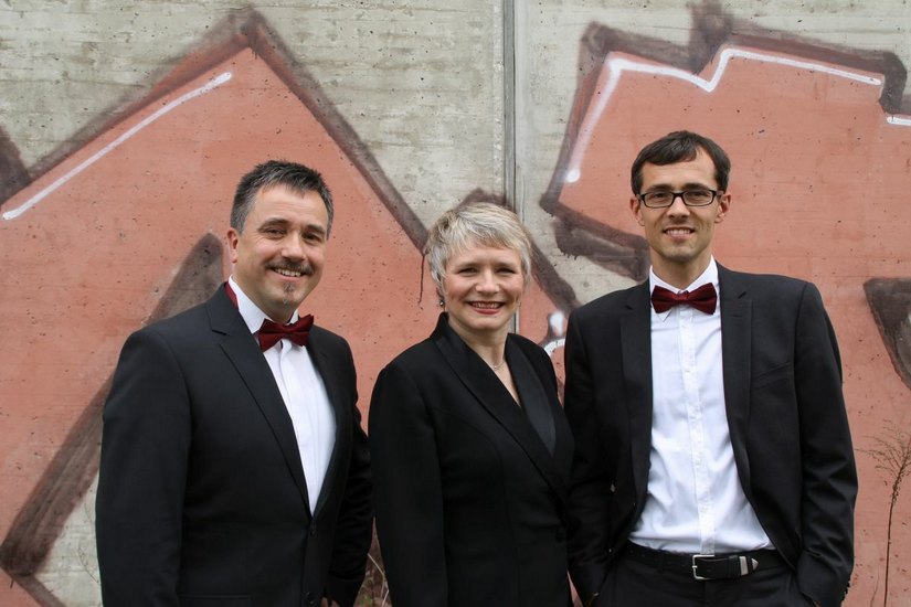 Das Steffen-Peschel-Trio sind (v.l.n.r.): Steffen Peschel, Kontrabass | Uta Hoffmann - Vocals | Hans-Richard Ludewig – Piano. Foto: PR