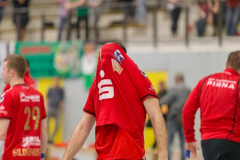 Die Spieler waren ausgepowert und auch frustriert nach den zweifelhaften Schirientscheidungen.  Foto: M. Förster
