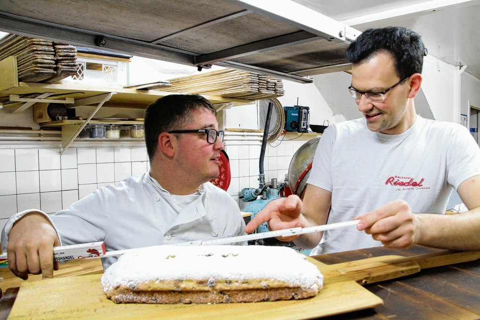 Sebastian Riedel (l.) und Alexander Laske von der Bäckerei Riedel bei den Vorbereitungen. Fotos: Schramm