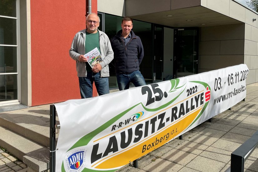 Die Organisatoren, hier im Bild Lausitz-Rallye-Urgestein Wolfgang Rasper (links) und Pressebetreuer Bastian Hartmann, haben sich aufgrund der Preisteigerungen dazu entschieden, die Rallye zu kürzen. Wertungsprüfungen werden nur noch an einem Tag (Samstag) gefahren. Foto: T. Keil