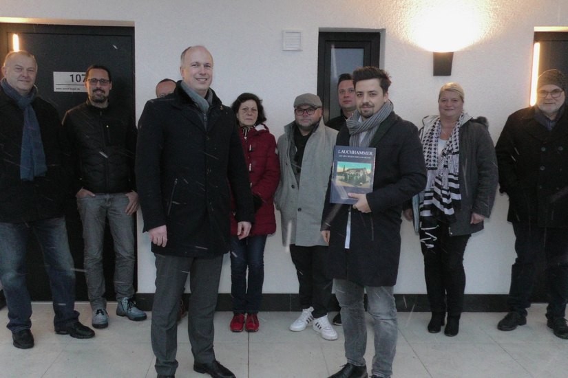 Bürgermeister Mirko Buhr und die Stadtverordneten besuchen das OSL-Hotel.