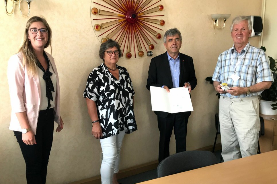 Dunja Reichelt, Bürgermeisterin Elke Röthig und Landrat Michael Harig dankten Manfred Dietrich (v.l.) für sein unermüdliches Engagement. (Foto: LRA Bautzen)