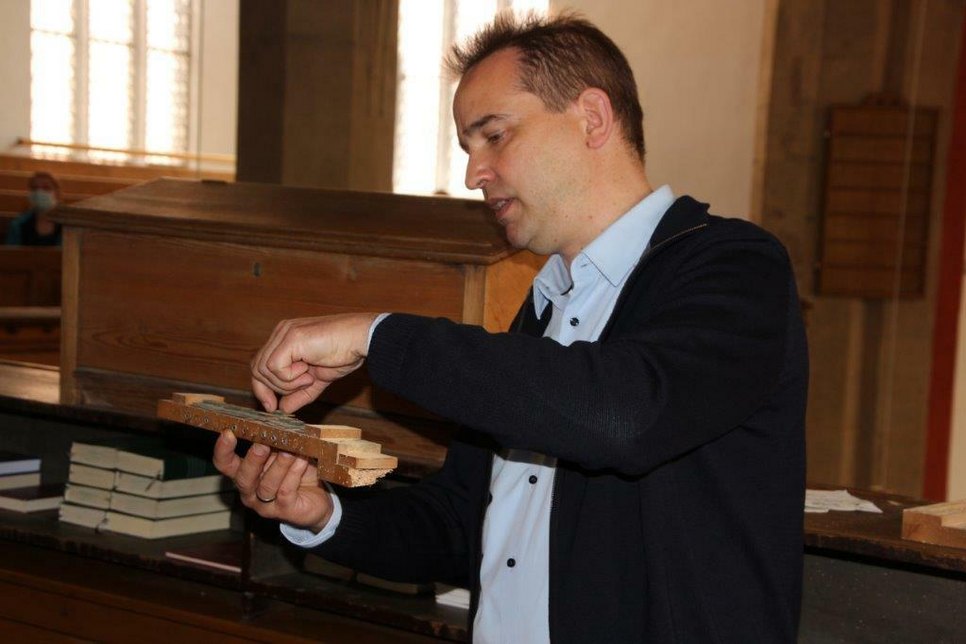 Orgelbauer Ralf Jehmlich zeigt die morschen Holzbauteile der alten Orgel. Der Holzwurm hat ganze Arbeit geleistet.