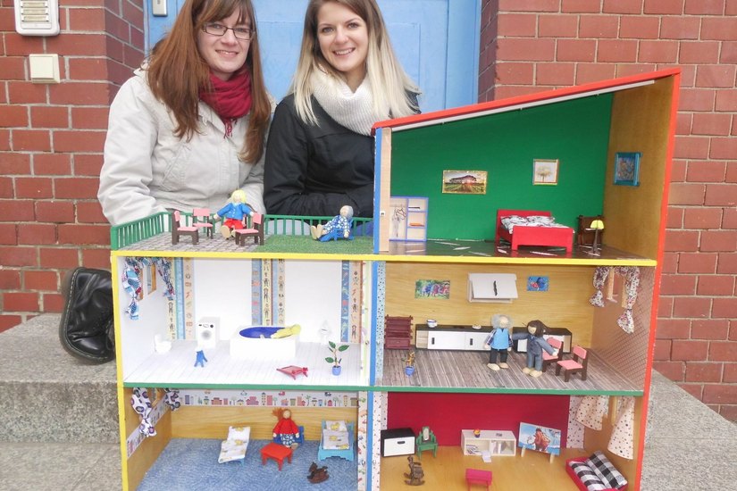 Linda Vogt und Antonia Oese engagieren sich beim Verein für Straffälligenhilfe Görlitz, haben unter anderem gemeinsam mit straffällig gewordene Menschen dieses Puppenhaus gebaut, das dem Janusz-Korczak-Heim in Görlitz gespendet wurde. Foto: Verein