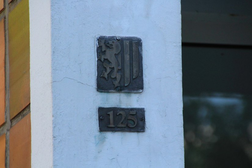 An einigen Häusern (hier ebenfalls in Dresden-Gorbitz auf der Braunsdorfer Straße) ist die Goldene Hausnummer heute noch zu finden. Foto: Schramm