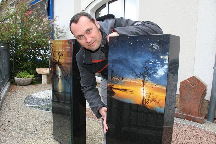 Handwerksmeister Stefan Dorozalski zeigt seine zwei neuen Ausstellungsstücke, die zurzeit die Blicke der Passanten auf sich ziehen. Foto: sts