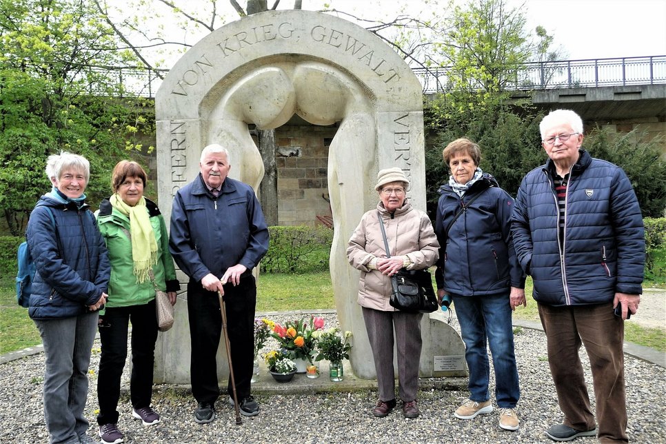 Pirnaer Bürger am Denkmal 