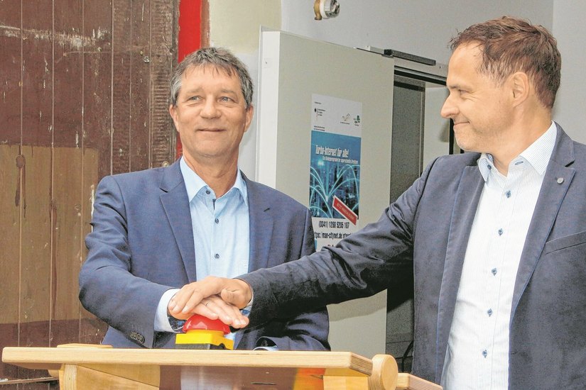 Dirk Zschoke (l.), Bürgermeister der Gemeinde Stauchitz, ist froh: Der Glasfaserausbau der Gemeinde ist geschafft. Gemeinsam mit Dr. Thomas Witt, Geschäftsführer der NU GmbH, gibt er das neue Netz frei.