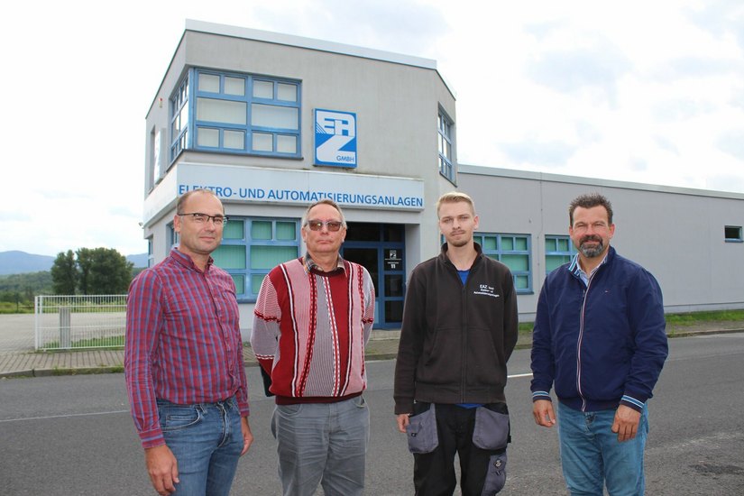 Geschäftsführer Thomas Lohde, FAW-Mitarbeiter Silvio Seibt, Azubi Florian Andre Hansen und Jobcenter-Sachgebietsleiter Stephan Schmidt vor dem Firmengebäude der EAZ in Zittau.