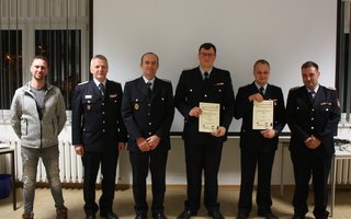 Christian Otte und Dennis Koal wurden zum Oberbrandmeister befördert. | Foto: Freiwillige Feuerwehr Kolkwitz - Ortstwehr Kolkwitz