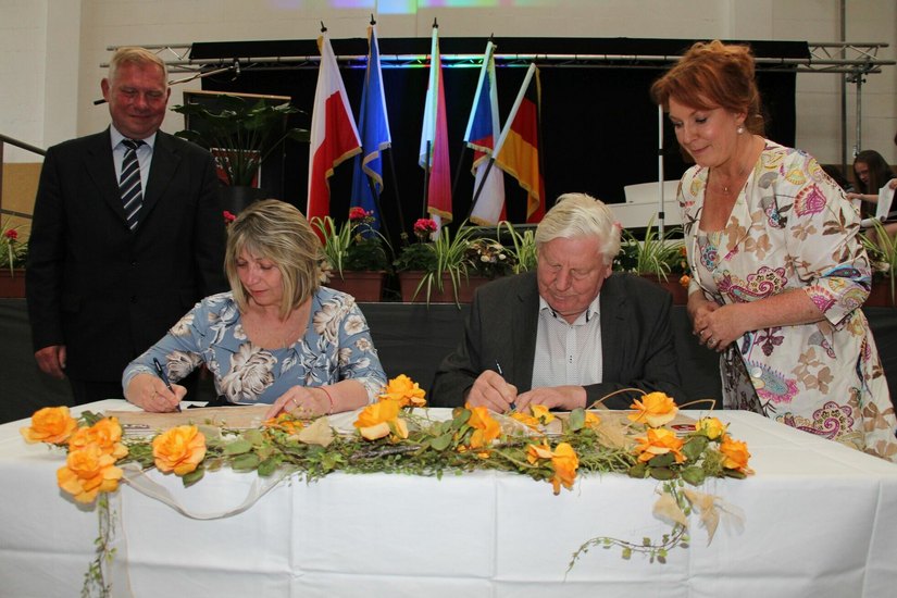 Den Städtepartnerschaftsvertrag unterschrieben haben auch der Vorsitzende der Stadtverordnetenversammlung von Elsterwerda, Siegfried Deutschmann  (2.vo. re.) sowie Ilona Stieranková, stellvertretende Bürgermeisterin der Gemeinde Hostka.