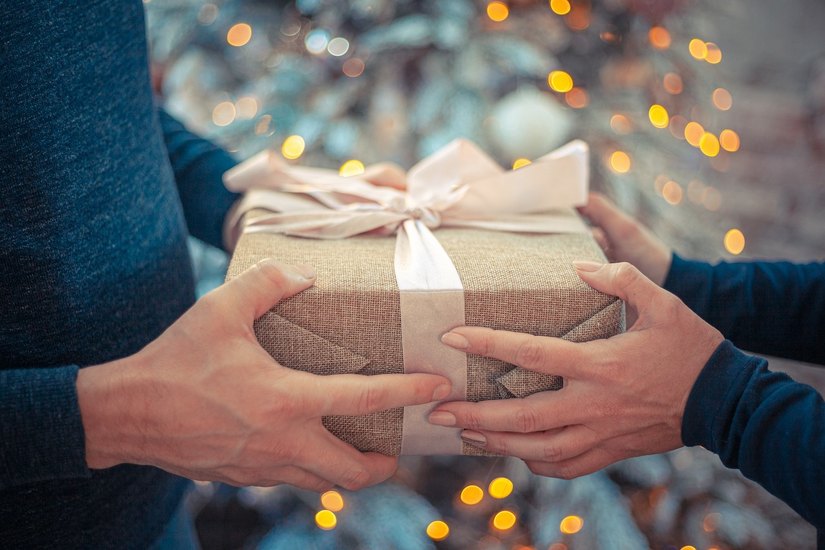 Kleine Geschenke sorgen bei den Senioren für ein Lächeln am Weihnachtsabend.