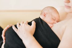 Der enge Hautkontakt zwischen Mutter und Kind vermittelt Schutz, Wärme und Zuwendung.