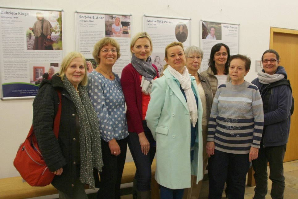 Sieben der starken Frauen, die in der Ausstellung einen Einblick in ihren Alltag geben, waren zur Ausstellungseröffnung ins Rathaus gekommen.           Foto: Farrar