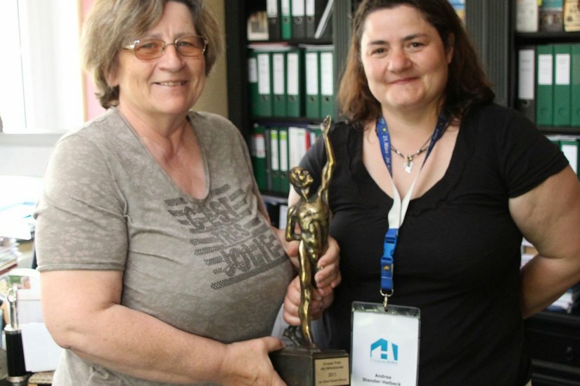 Iris Helbeck (li.) und Tochter Andrea Stender-Helbeck mit dem "Oscar für den Mittelstand", den das Unternehmen 2011 gewann. Foto: jho