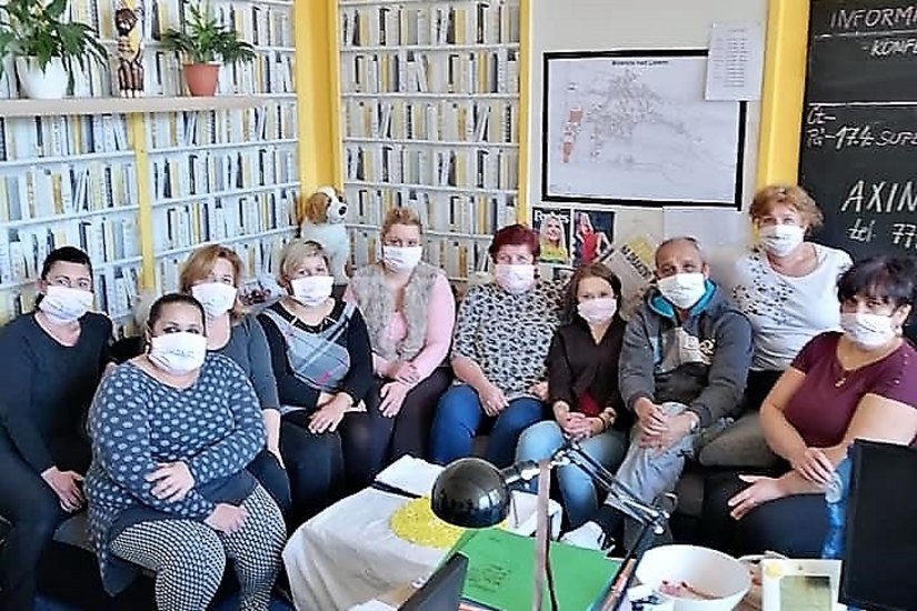Das Team vom Roma-Zentrum Kamarad mit den selbst genähten Schutzmasken. 3. v. re. Miroslav Grajcar. Fotos: privat
