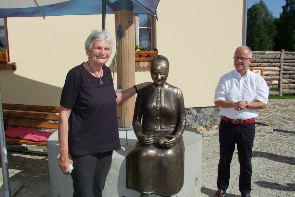Sieht doch toll aus, nicht wahr? Die Bronzeplastik, die Künstler Harald Lukschanderl schuf, gefällt Gertrud Winzer offensichtlich, und auch Hoyerswerdas Oberbürgermeister Stefan Skora. (Foto: Rainer Könen)