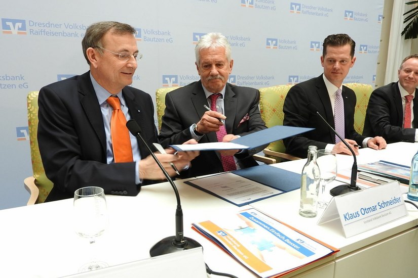 Thomas Müller (VR Bank Dresden) und Klaus Otmar Schneider (Volksbank Bautzen, 1.+2.v.l.) unterzeichnen den Kooperationsvertrag für eine geplante Fusion 2017.