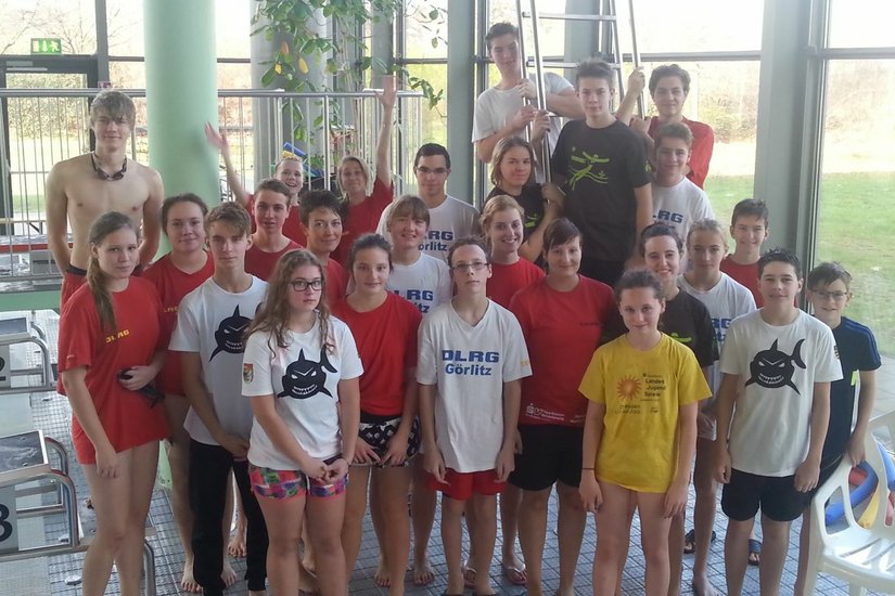 Alle Teilnehmer aus Görlitz vor dem Sprungturm in der Schwimmhalle Neißebad. Foto: DLRG Bezirk Görlitz e.V.