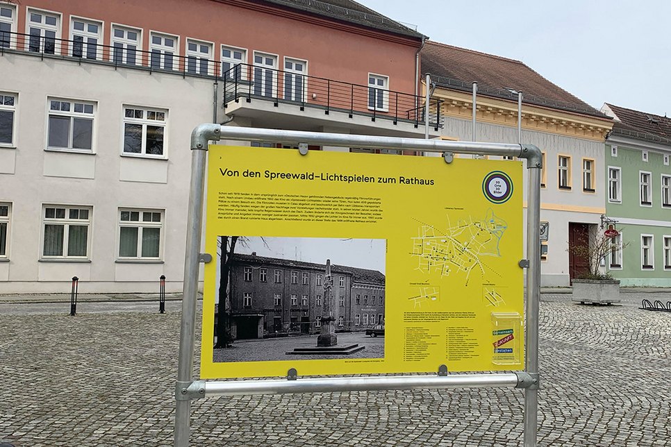 Eine der Ausstellungstafeln steht vor dem Lübbenauer Rathaus. Foto: pm