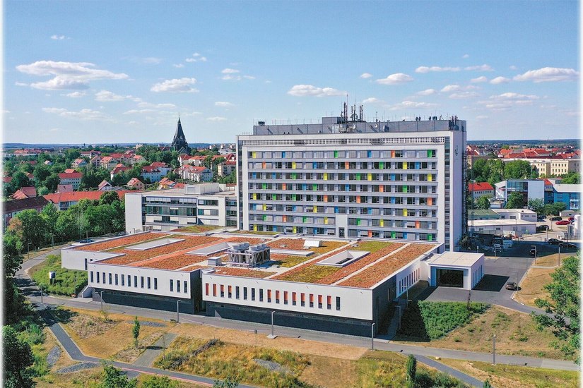 Riesaer Krankenhaus mit neuem Anbau 2023.