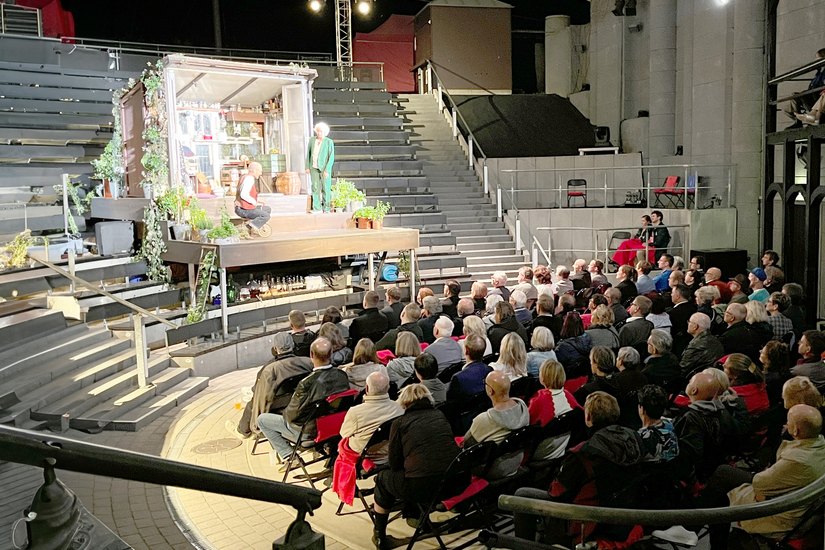 Neue Perspektive im AmphiTheater: Die Zuschauer sehen das Kammerspiel »Die Kinder« von der Bühne aus.