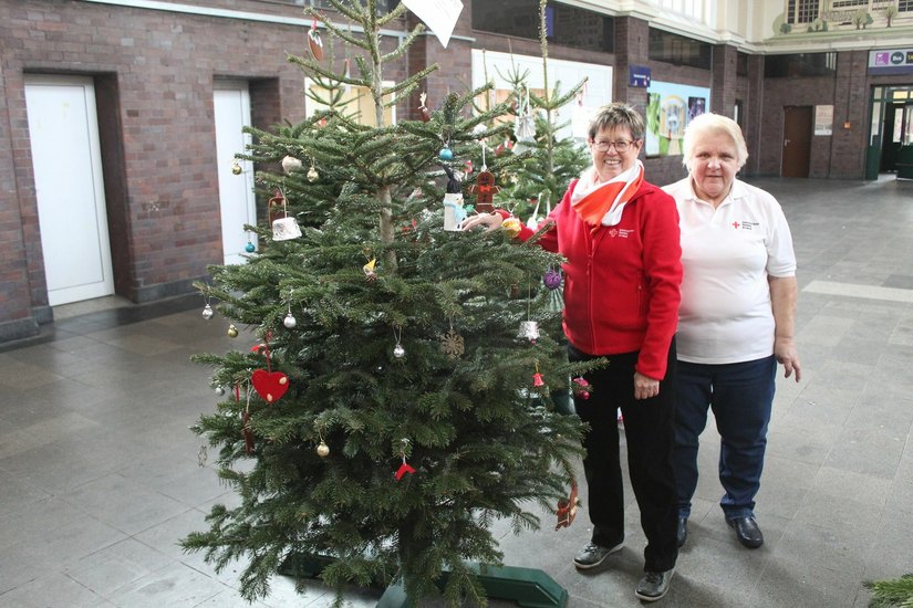 Monika Wetterling (l.) und Doris Klafkowski (r.) freuen sich, dass der gestohlene Weihnachtsbaum wieder an Ort und Stelle im Bahnhof Senftenberg steht. Foto: DRK-KV Lausitz
