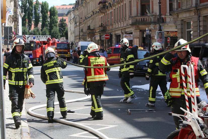 Mit einem Großaufgebot ist die Feuerwehr im Einsatz in der Gartenstraße.   Fotos: D. Förster