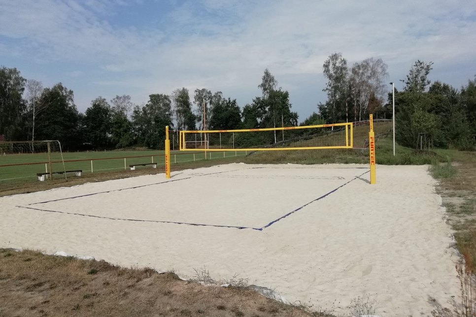 Seit 2019 bietet das liebevoll gepflegte Vereinsgelände auch einen Beachvolleyballplatz, den sogar Volleyballspieler aus Cottbus gerne nutzen. „Der beste in der näheren Umgebung“, meinen die regelmäßigen Nutzer. Foto: Simons