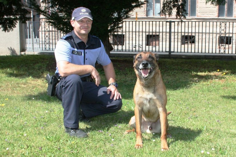 Eddy und sein Leinenführer Polizeihauptmeister Maik Kühn. Foto: Polizei
