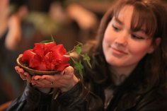 Biologie-Studentin Johanna Hedrich (20) war das erste Mal in der Zuschendorfer Kamelienschau zu Gast und durfte die Siegerblüte aus nächster Nähe betrachten.