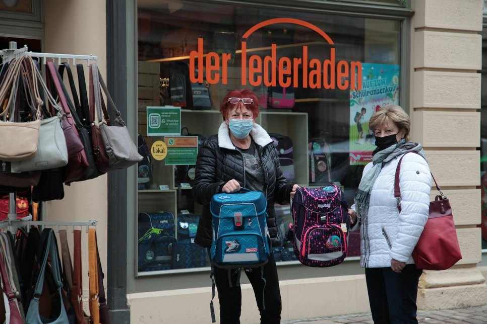 Angelika Staub (li.) vom Lederladen ist froh, Kunden wieder individuell beraten zu dürfen.  Foto: D. Förster