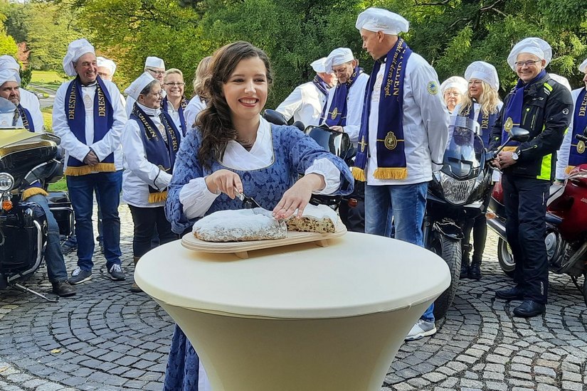 Lisa Zink, das 27. Stollenmädchen des Dresdner Stollenschutzverbandes, hier bei ihrem ersten offiziellen Stollenanschnitt der Saison 2021. Foto: Pönisch