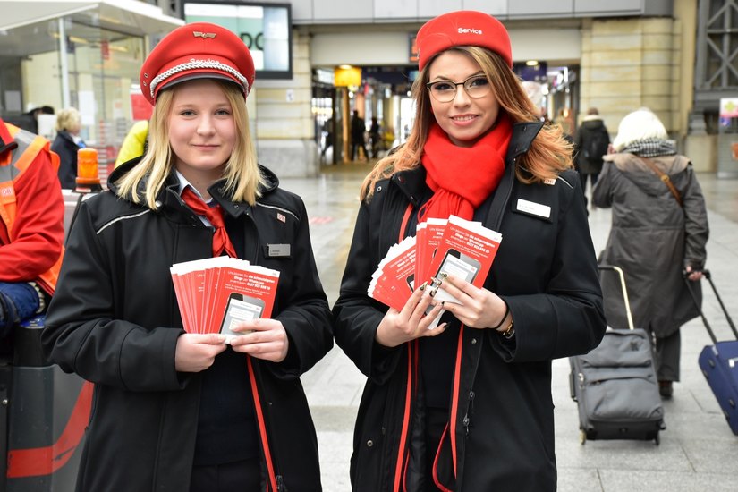 Die Azubis  Lara Hoffmann (20) li. und Ann-Sophie Neißler (17) verteilten gestern und heute (12./13.3.) Flyer an die Reisenden, um auf den neuen Service aufmerksam zu machen.
