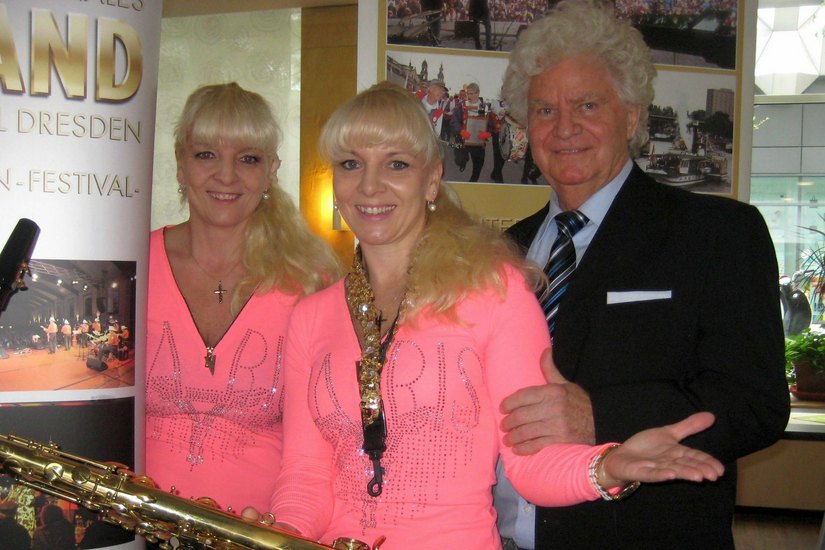 Festivalchef Joachim Schlese mit den Dixie-Zwillingen Carmen und Claudia (von rechts), die wie immer dabei sind. Foto: ebe