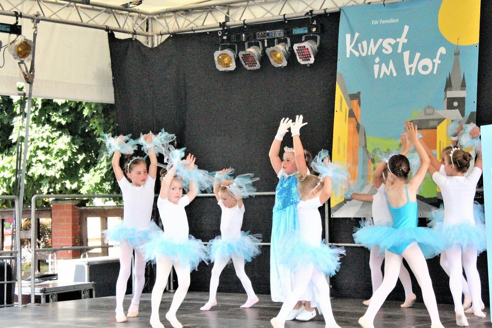 Bei Kunst im Hof beeindruckten insgesamt acht Gruppen der Kultur- und Tanzwerkstatt Kutawerk mit verschiedensten Tänzen.