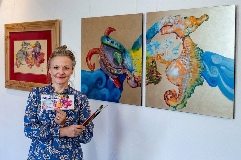Künstlerin Katja Tomzig zeigt einige ihrer Gemälde.