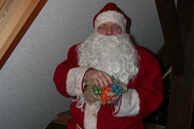 Sein Büro wird jedes Jahr zur Nikolausstube. Stefan Nikolaus packt Geschenke für Kita-Kinder ein.