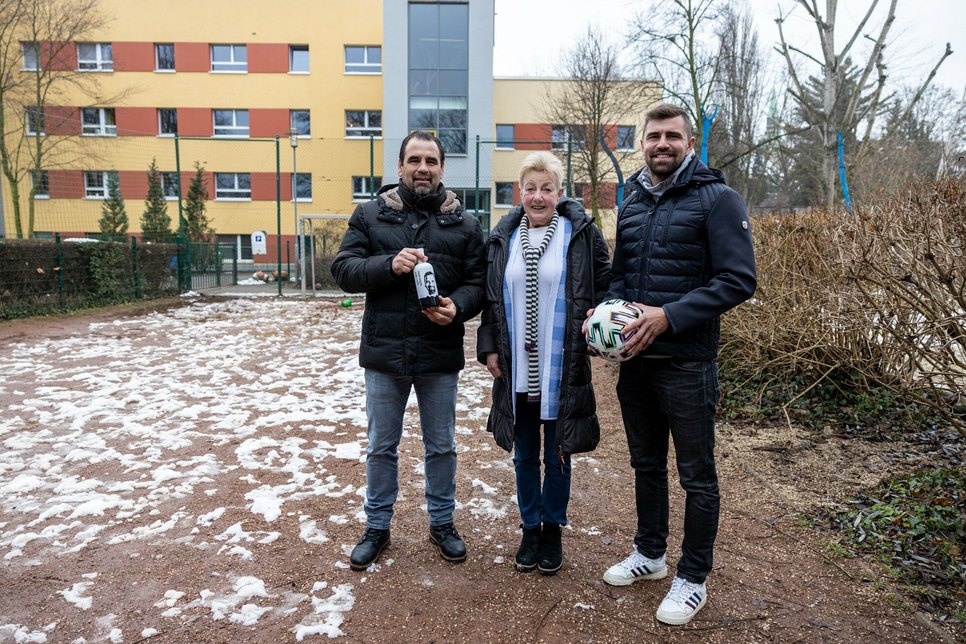 Ulf Kirsten, Beate Nobis und Benny Kirsten auf dem zukünftigen Bolzplatz des Kinderhauses Leubnitz.