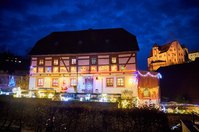 So wie hier in Hohnstein sind viele Orte des Landkreises weihnachtlich geschmückt worden. Dieses Licht spendet Wärme und Zuversicht. Foto: M. Förster