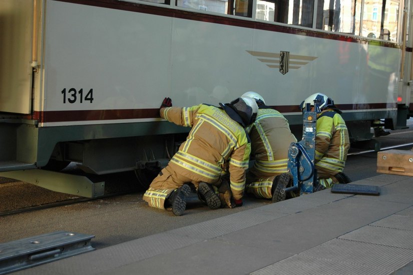 Die Feuerwehr versuchte, die entgleiste Bahn wieder in die richtige Spur zu bringen. Fotos: Pohl