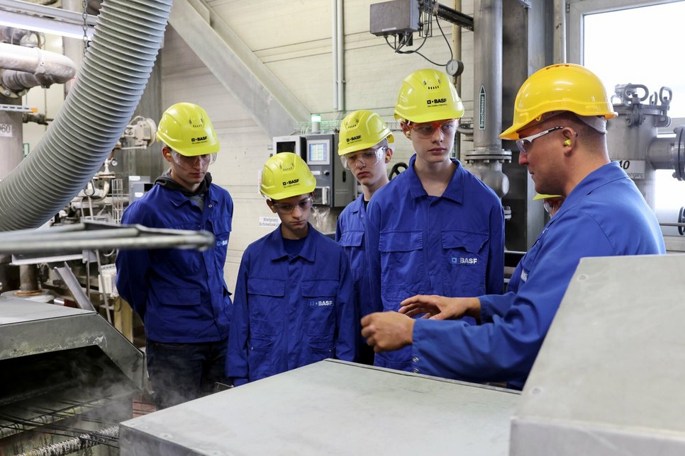 12 Schüler besuchten die Summerschool der BASF Schwarzheide GmbH und konnten sich einen Eindruck von der Arbeitswelt eines Chemieunternehmens machen.