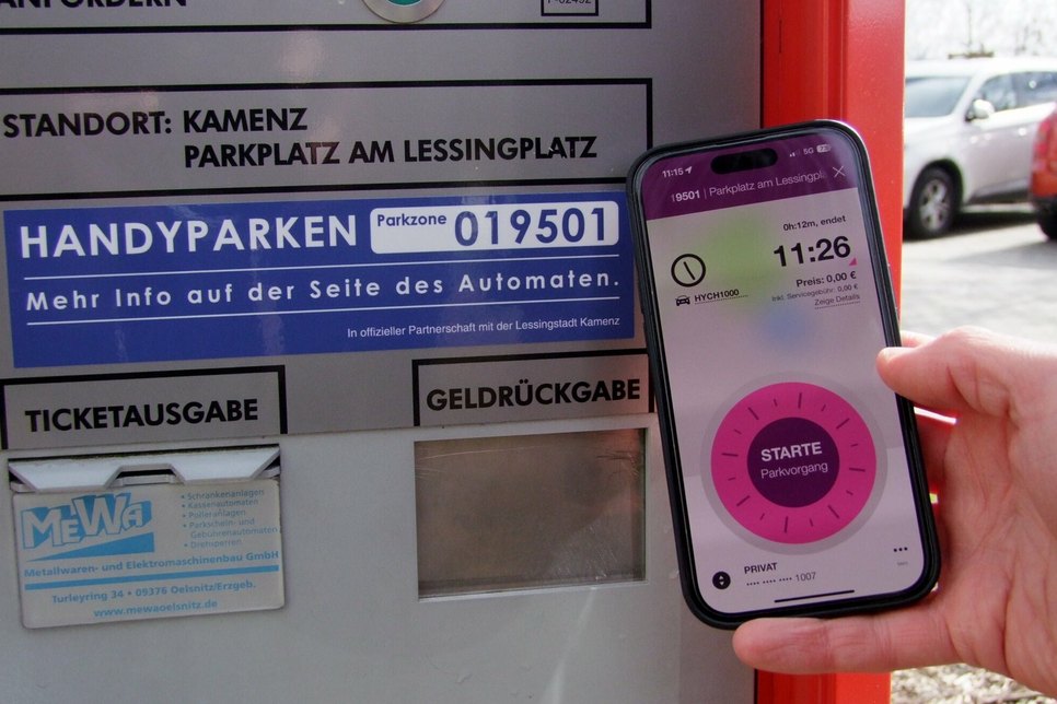 Münzen sind auf den Kamenzer Parkplätzen Am Lessingplatz und  Am Damm nicht mehr nötig. Über eine App können Autofahrer ihr Parkticket dort nun auch per Handy bezahlen.