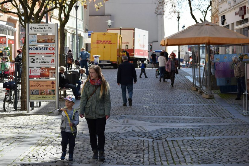 Die Reichenstraße in Bautzen ist wieder mit Leben gefüllt. Die Kauflaune der Kunden kommt allmählich wieder in Gang. Foto: spa