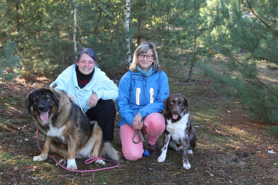 Nancy Tuschmo (links) und Ina Züchner sind selbst Hundebesitzer und wollen am Stadtrand eine öffentliche, frei zugängliche Hundewiese entstehen lassen. Foto: Silke Richter
