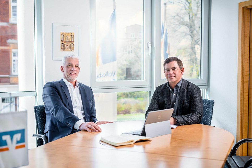 Frank Baer (links), Vorstandsvorsitzender der Volksbank Spree-Neiße, und Ralf Henkler, Leiter der Wirtschaftsregion Cottbus-Niederlausitz beim BVMW. Foto: PR/ Christian Swiekatowski